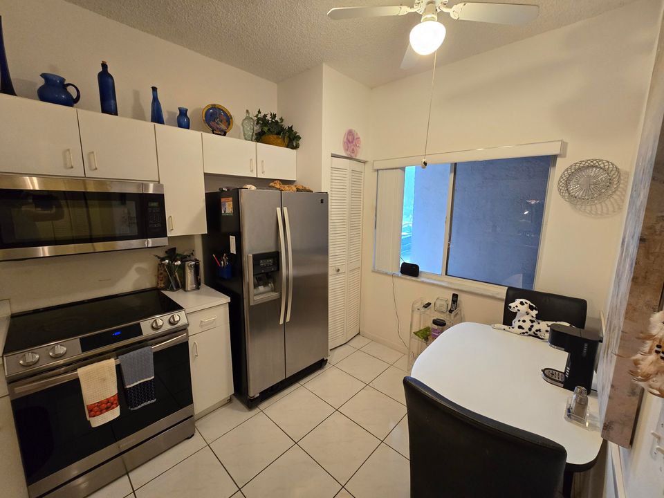 На продажу: $139,000 (1 спален, 2 ванн, 933 Квадратных фут)