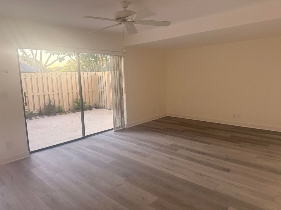 На продажу: $325,000 (2 спален, 2 ванн, 1384 Квадратных фут)