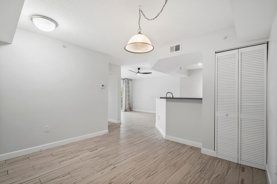 For Sale: $219,000 (1 beds, 1 baths, 781 Square Feet)