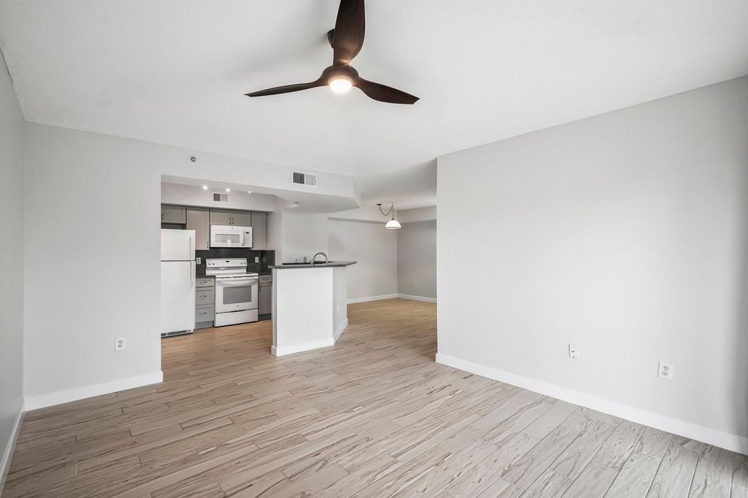 For Sale: $219,000 (1 beds, 1 baths, 781 Square Feet)