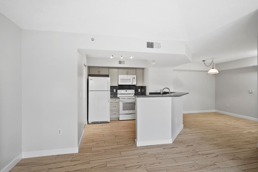 For Sale: $219,000 (1 beds, 1 baths, 781 Square Feet)