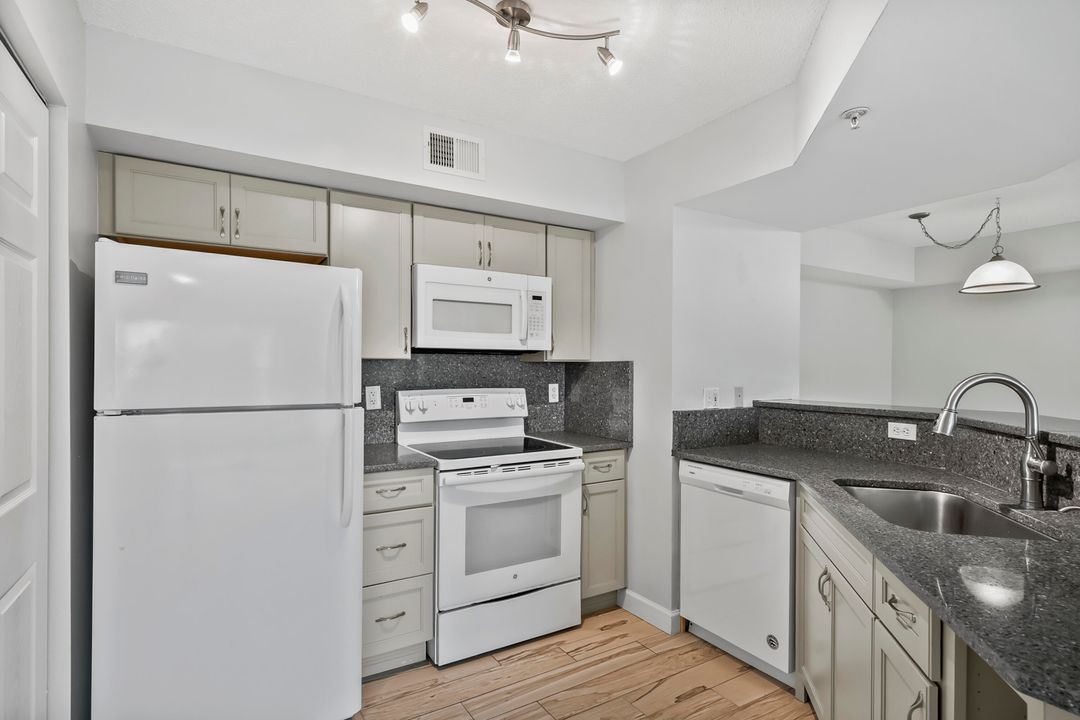 For Sale: $219,000 (1 beds, 1 baths, 781 Square Feet)