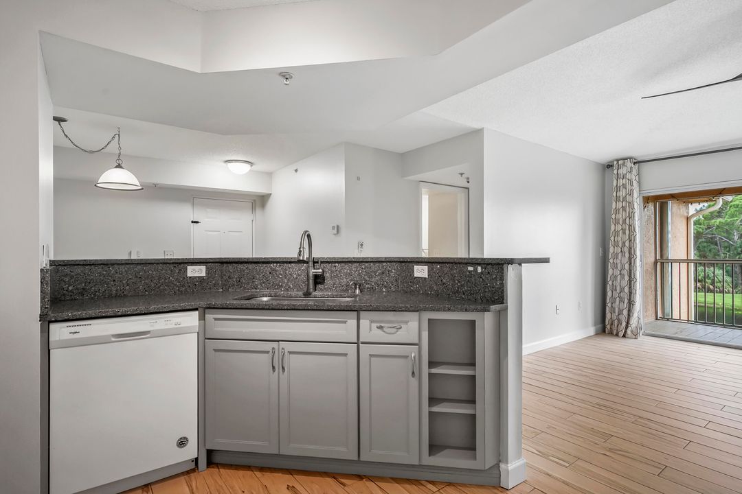 For Sale: $219,000 (1 beds, 1 baths, 781 Square Feet)