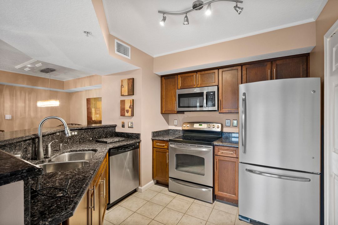 For Sale: $255,900 (2 beds, 2 baths, 1067 Square Feet)