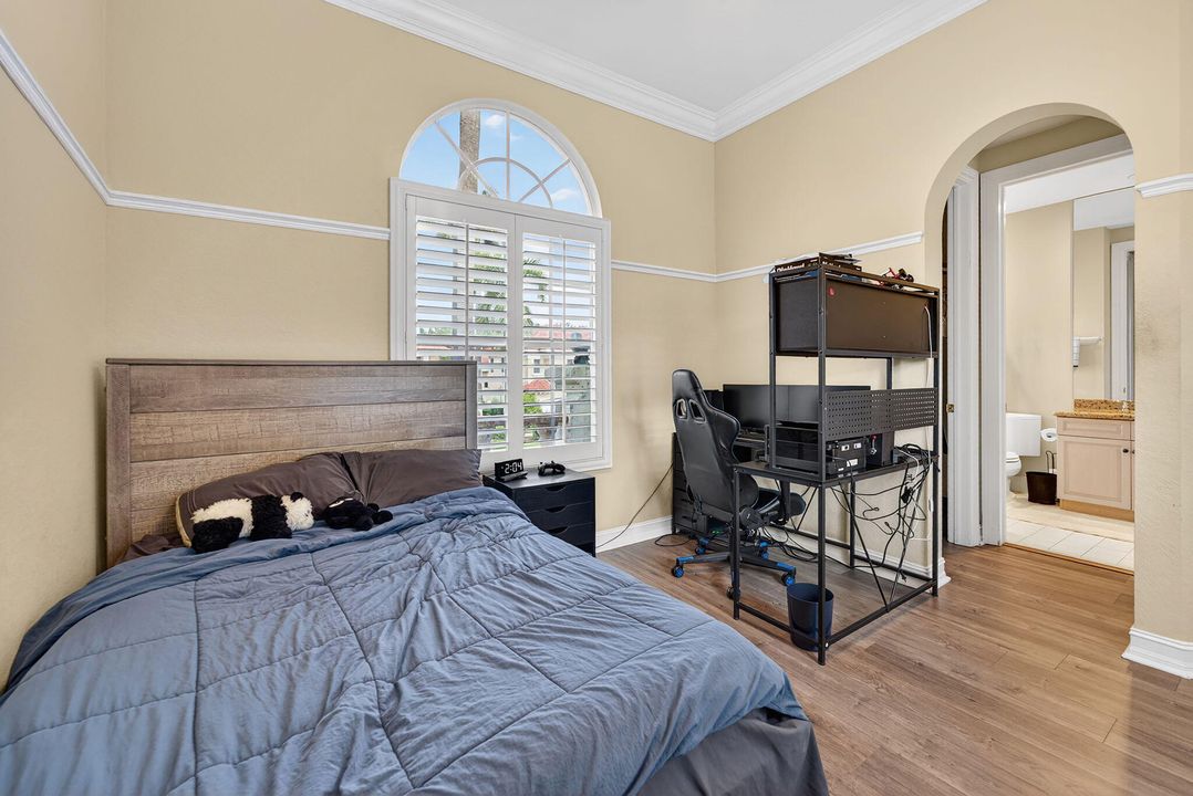 For Rent: $10,900 (5 beds, 4 baths, 3741 Square Feet)