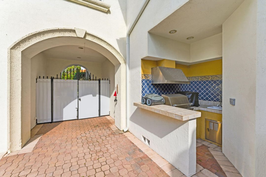 For Rent: $10,900 (5 beds, 4 baths, 3741 Square Feet)