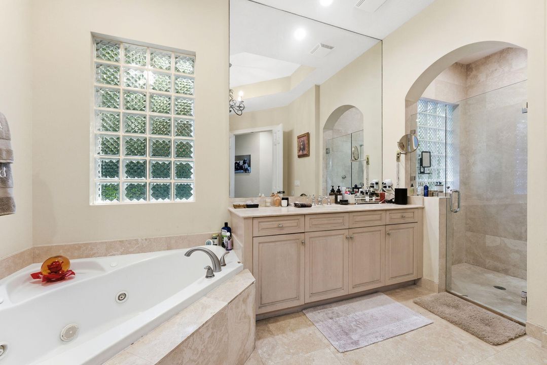 For Rent: $10,900 (5 beds, 4 baths, 3741 Square Feet)