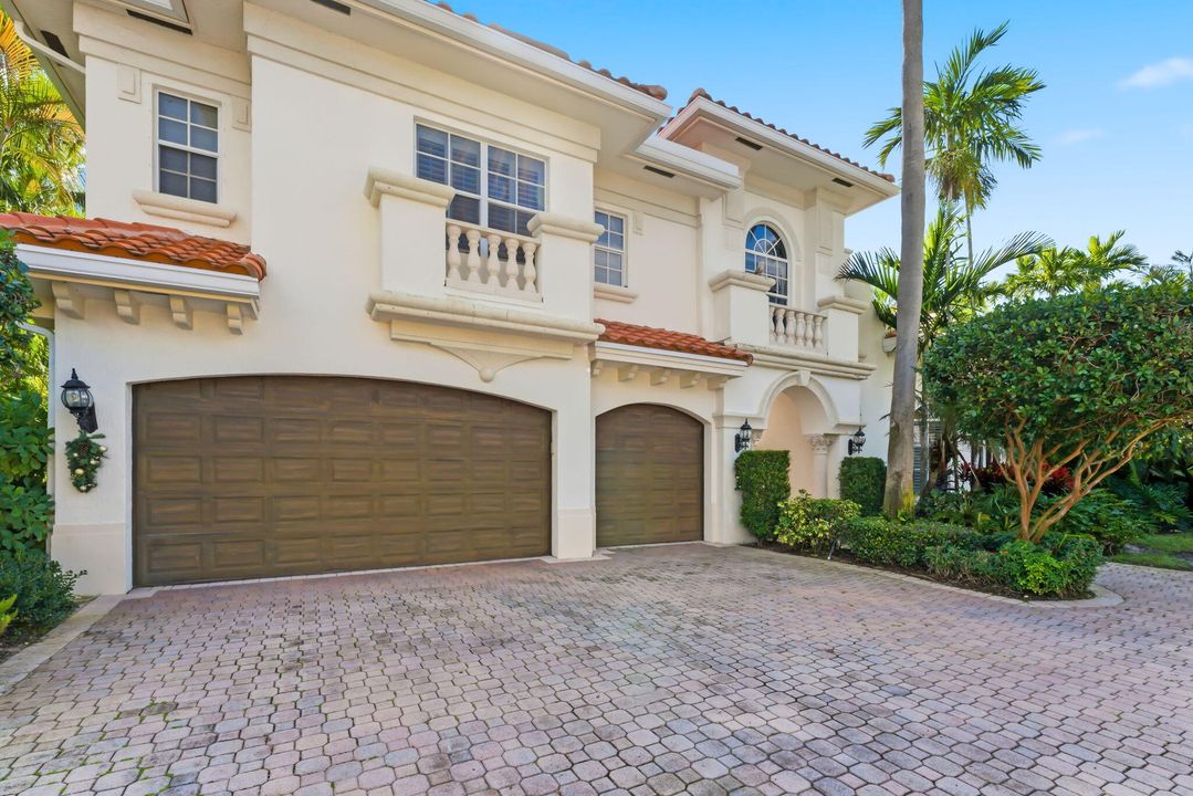 For Rent: $10,900 (5 beds, 4 baths, 3741 Square Feet)