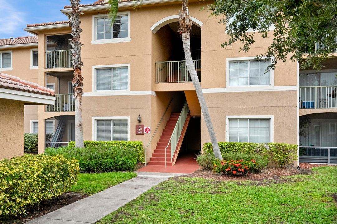 For Sale: $255,900 (2 beds, 2 baths, 1067 Square Feet)