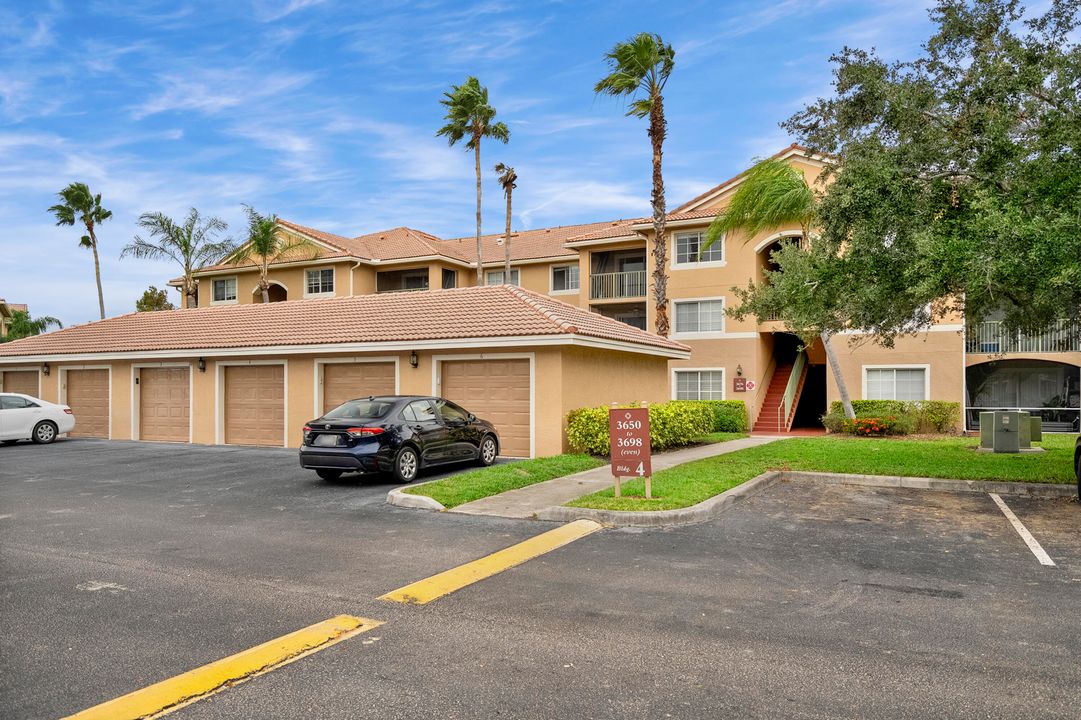 For Sale: $255,900 (2 beds, 2 baths, 1067 Square Feet)