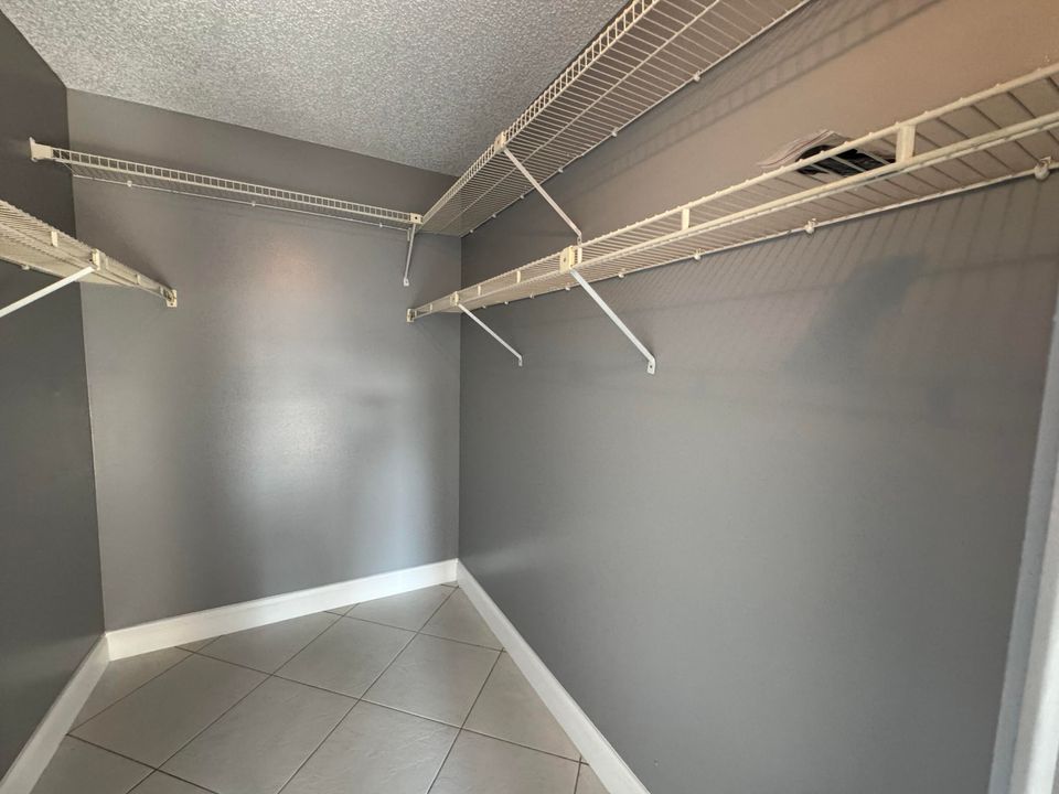 For Sale: $250,000 (2 beds, 2 baths, 1111 Square Feet)