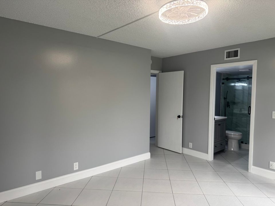 For Sale: $250,000 (2 beds, 2 baths, 1111 Square Feet)