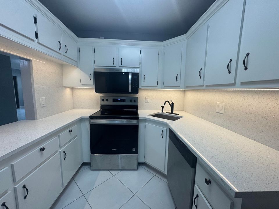 For Sale: $250,000 (2 beds, 2 baths, 1111 Square Feet)