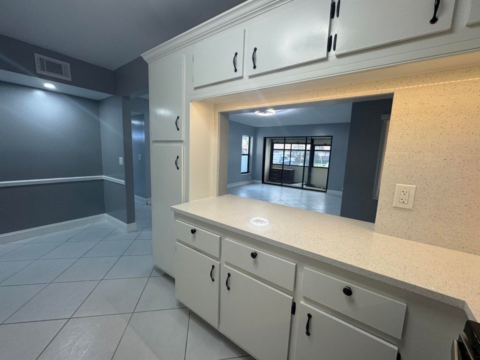 For Sale: $250,000 (2 beds, 2 baths, 1111 Square Feet)