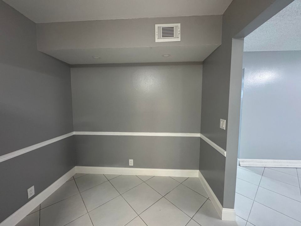 For Sale: $250,000 (2 beds, 2 baths, 1111 Square Feet)