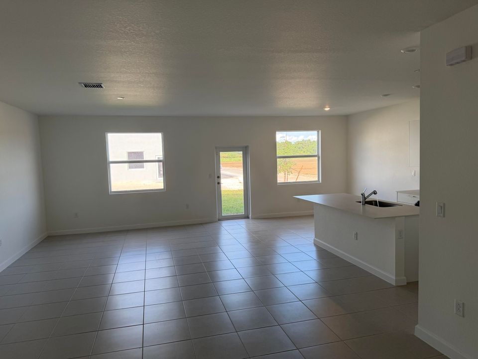 出租: $3,900 (5 贝兹, 3 浴室, 2987 平方英尺)