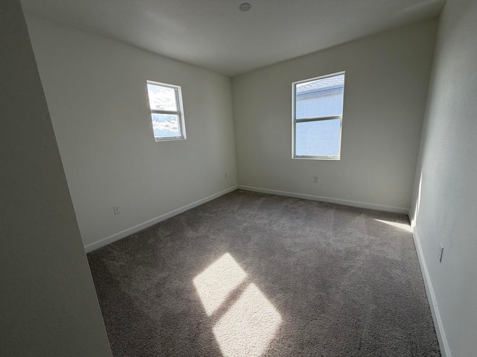 出租: $3,900 (5 贝兹, 3 浴室, 2987 平方英尺)