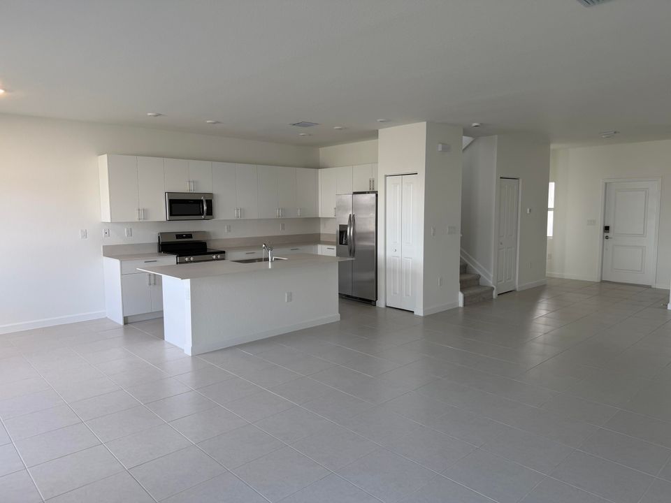 出租: $3,900 (5 贝兹, 3 浴室, 2987 平方英尺)