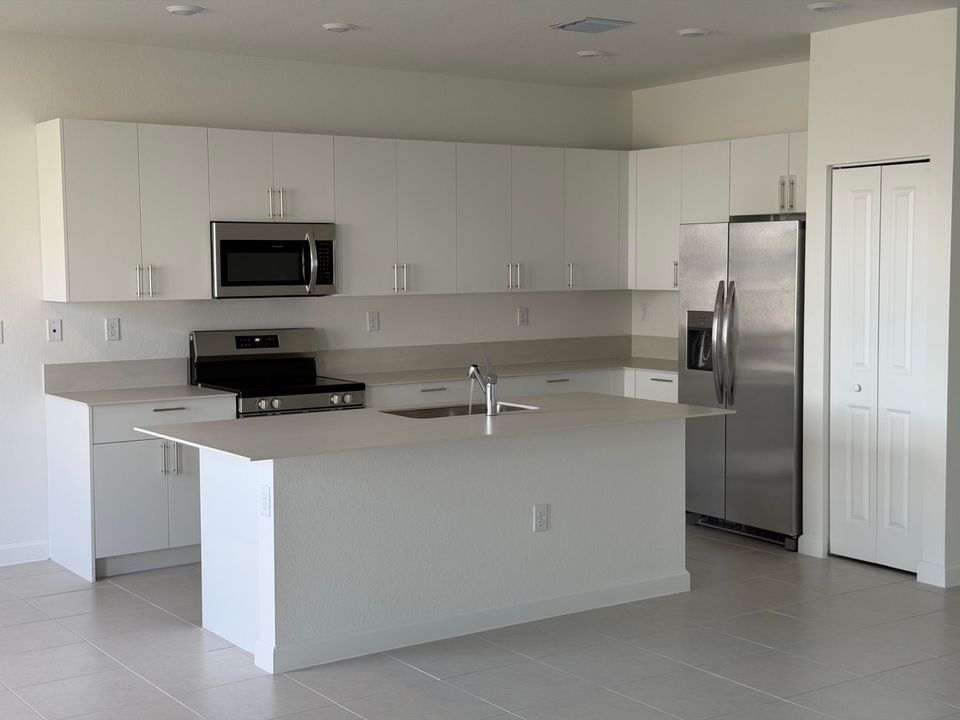 出租: $3,900 (5 贝兹, 3 浴室, 2987 平方英尺)