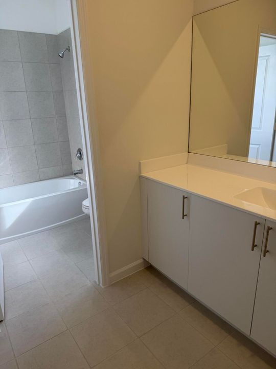 出租: $3,900 (5 贝兹, 3 浴室, 2987 平方英尺)