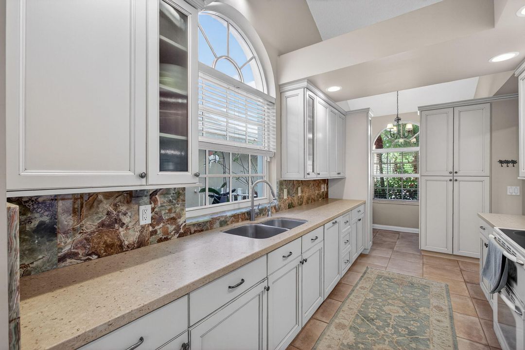 En Venta: $619,000 (3 camas, 2 baños, 2271 Pies cuadrados)