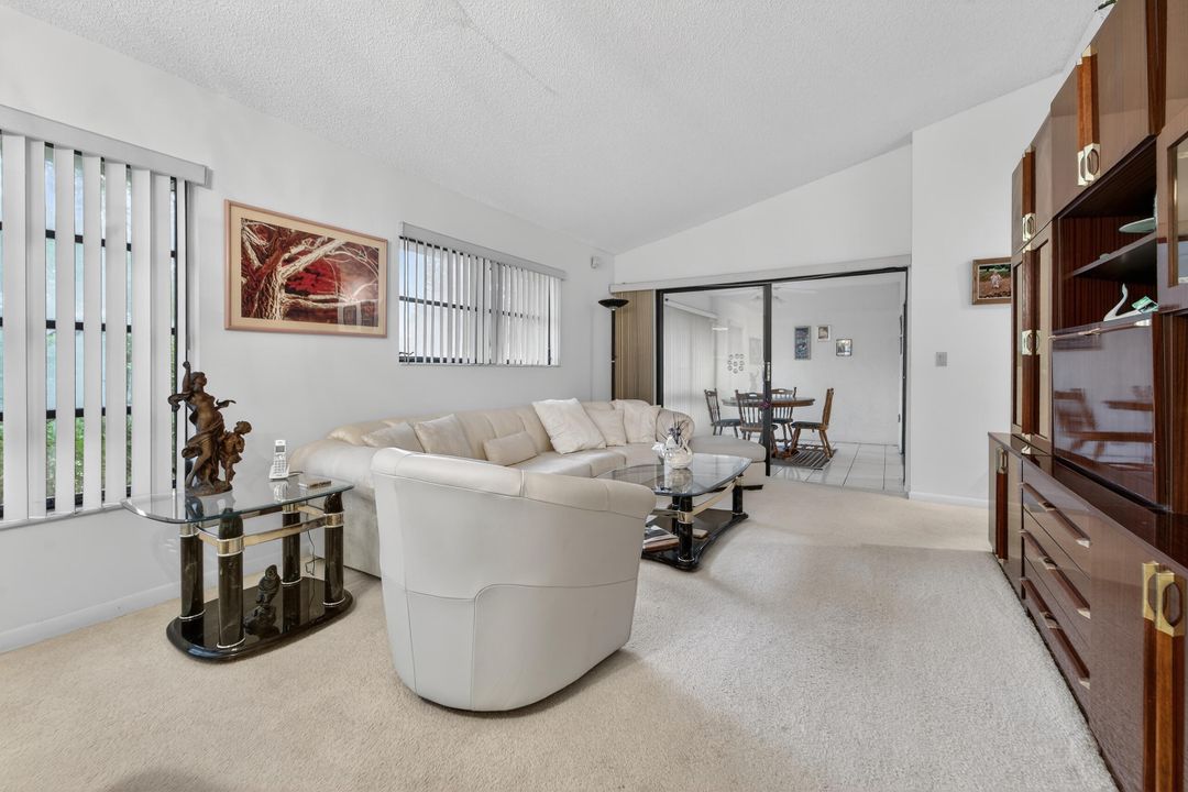 待售: $229,000 (2 贝兹, 2 浴室, 1217 平方英尺)