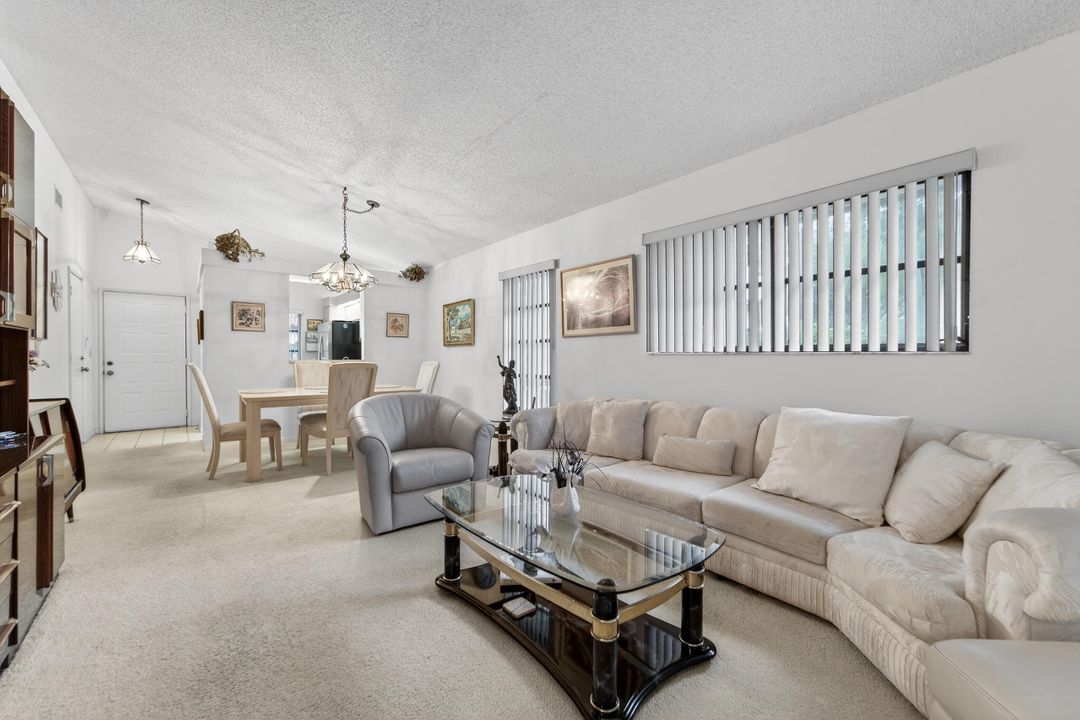 待售: $229,000 (2 贝兹, 2 浴室, 1217 平方英尺)