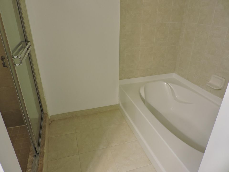 For Rent: $2,500 (2 beds, 2 baths, 1064 Square Feet)