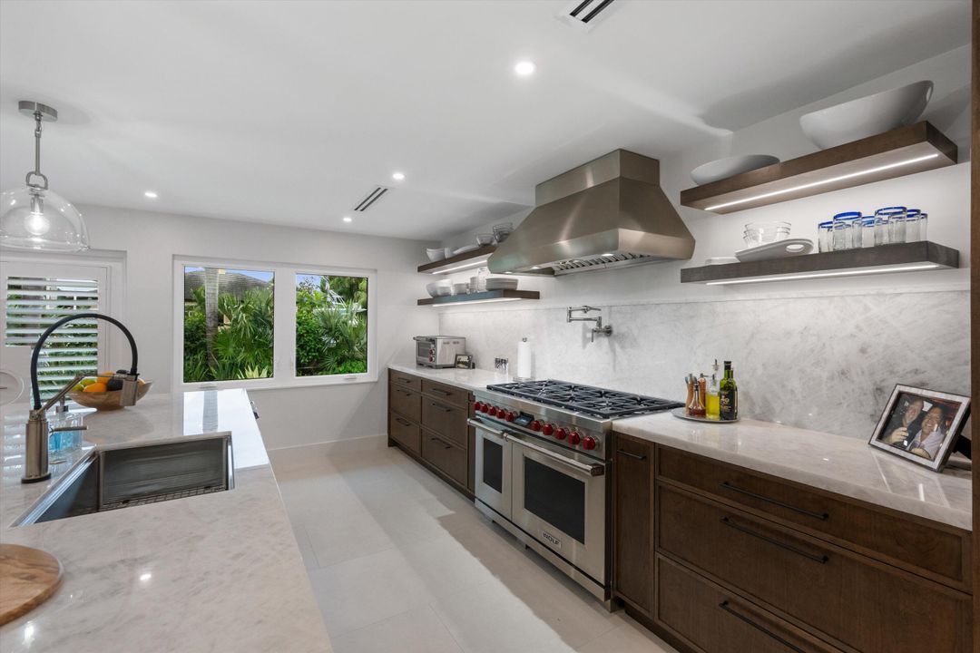 На продажу: $3,975,000 (3 спален, 2 ванн, 2101 Квадратных фут)