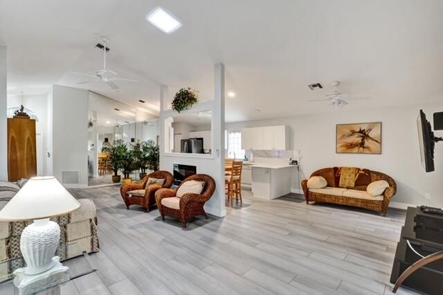 待售: $514,999 (3 贝兹, 2 浴室, 1325 平方英尺)