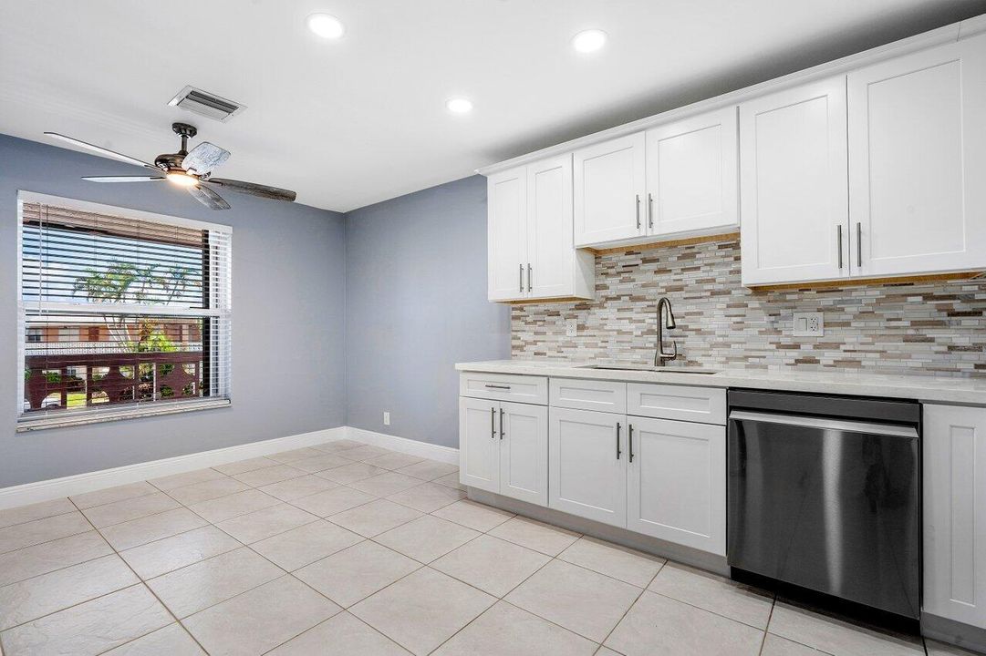 На продажу: $245,000 (2 спален, 2 ванн, 1335 Квадратных фут)