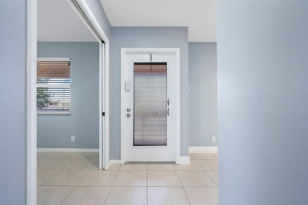 На продажу: $245,000 (2 спален, 2 ванн, 1335 Квадратных фут)