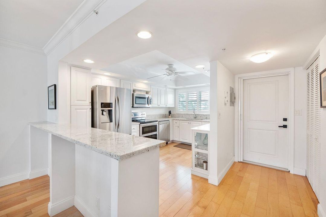 В аренду: $4,500 (2 спален, 2 ванн, 1201 Квадратных фут)