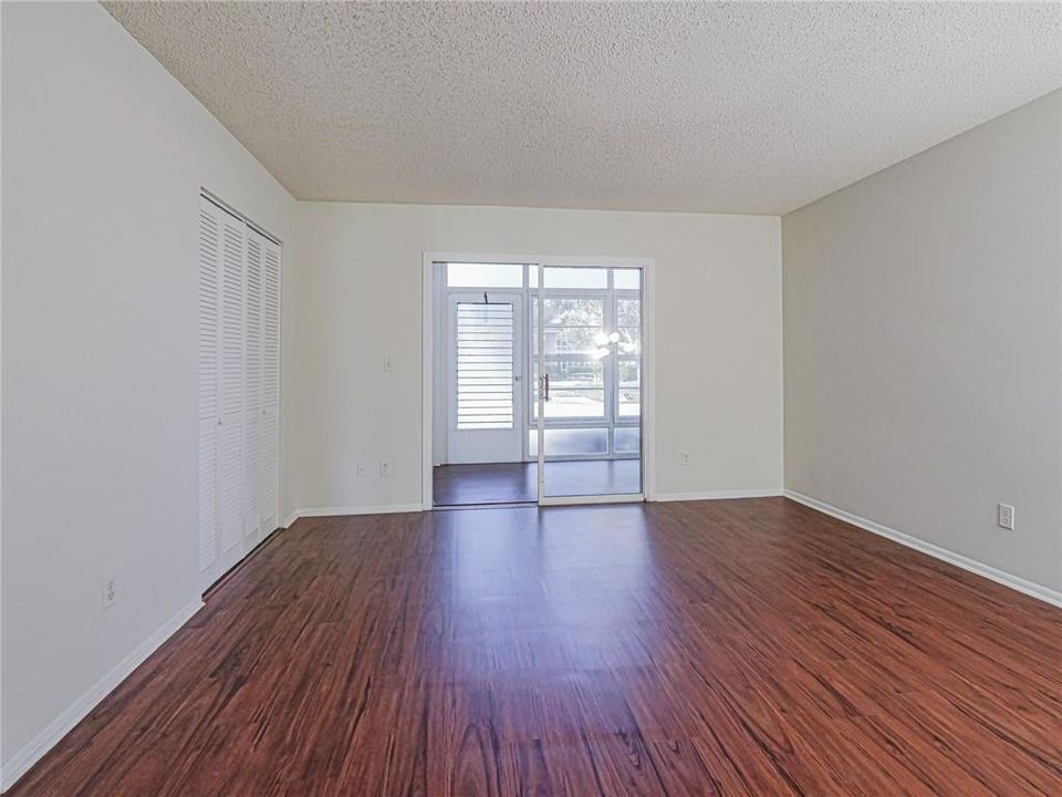 出租: $1,250 (1 贝兹, 1 浴室, 679 平方英尺)