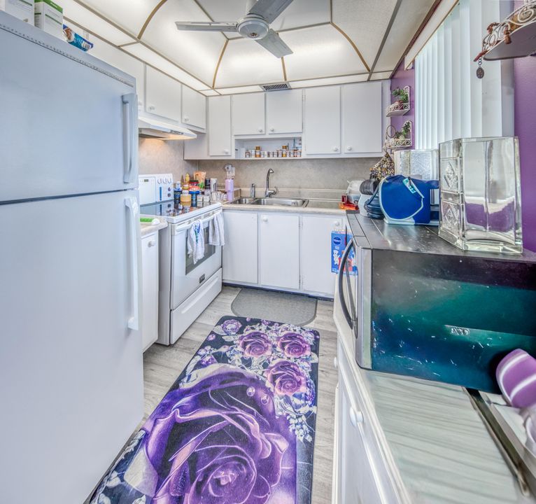 For Sale: $210,000 (2 beds, 1 baths, 880 Square Feet)