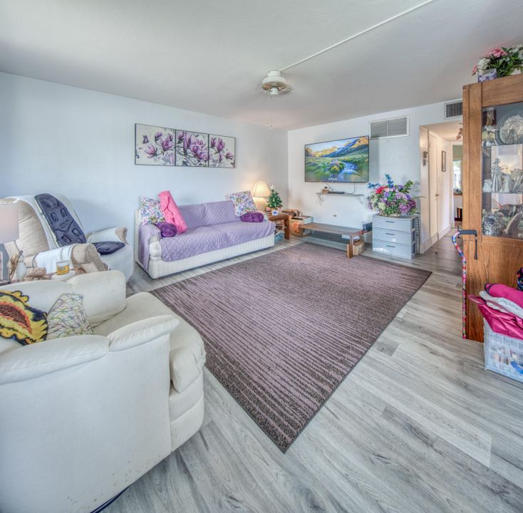 For Sale: $210,000 (2 beds, 1 baths, 880 Square Feet)