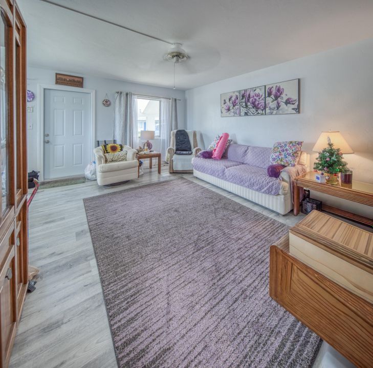 For Sale: $210,000 (2 beds, 1 baths, 880 Square Feet)