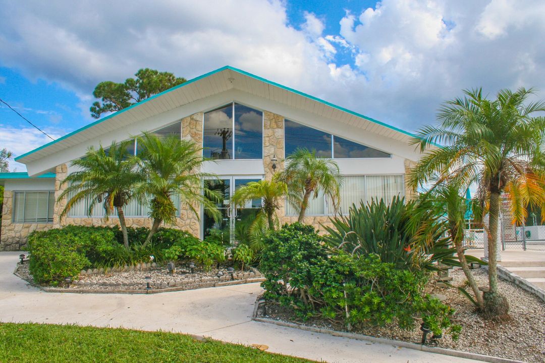 For Sale: $210,000 (2 beds, 1 baths, 880 Square Feet)