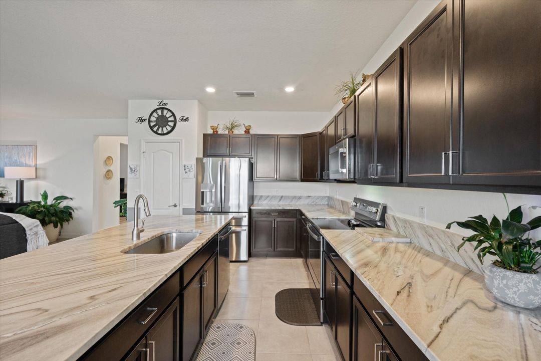 待售: $409,900 (3 贝兹, 3 浴室, 2210 平方英尺)