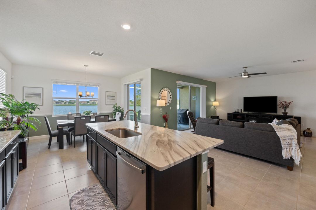 待售: $409,900 (3 贝兹, 3 浴室, 2210 平方英尺)