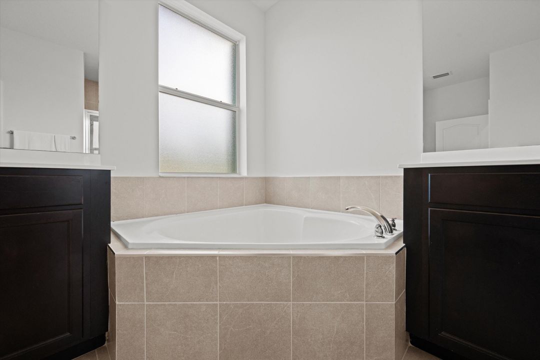 待售: $409,900 (3 贝兹, 3 浴室, 2210 平方英尺)