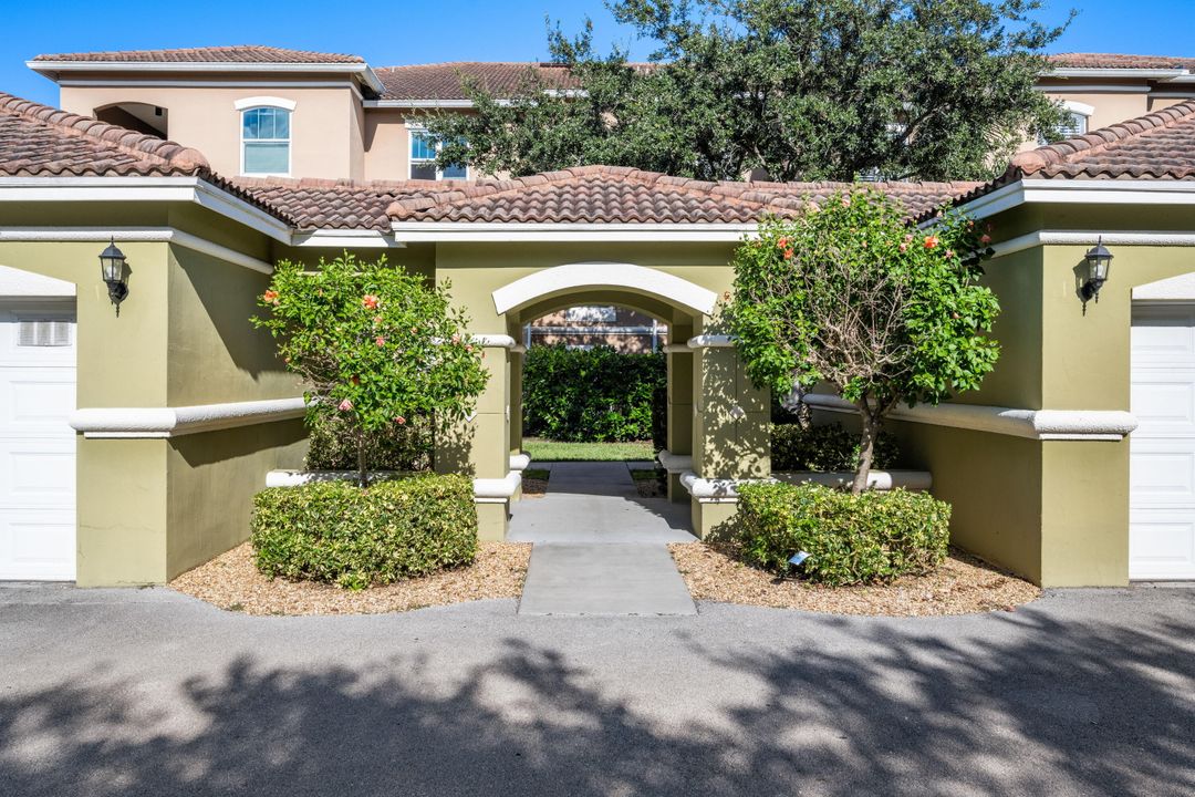 На продажу: $249,000 (2 спален, 2 ванн, 994 Квадратных фут)