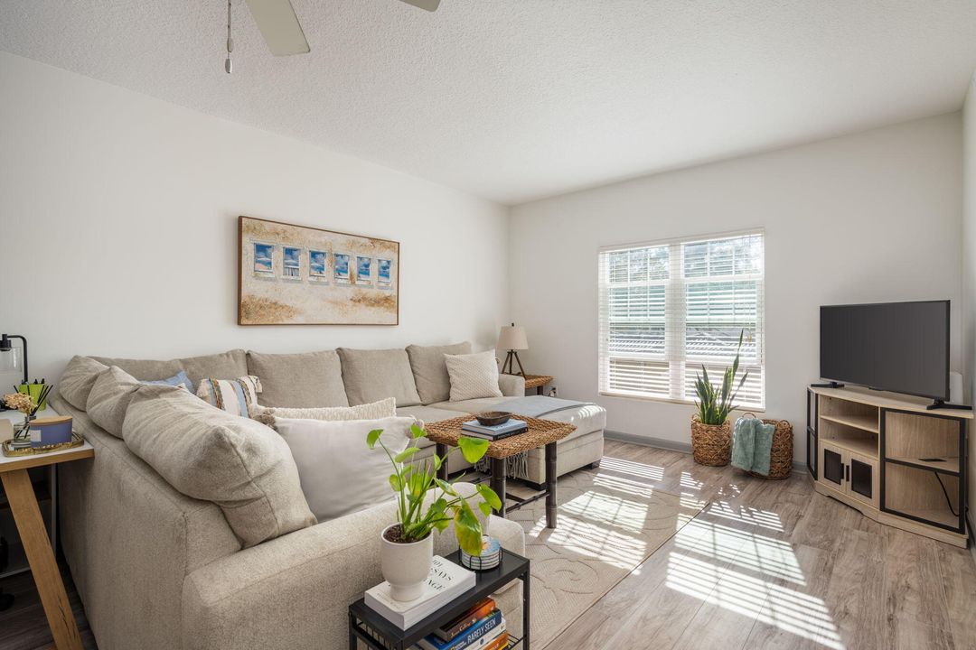 На продажу: $249,000 (2 спален, 2 ванн, 994 Квадратных фут)