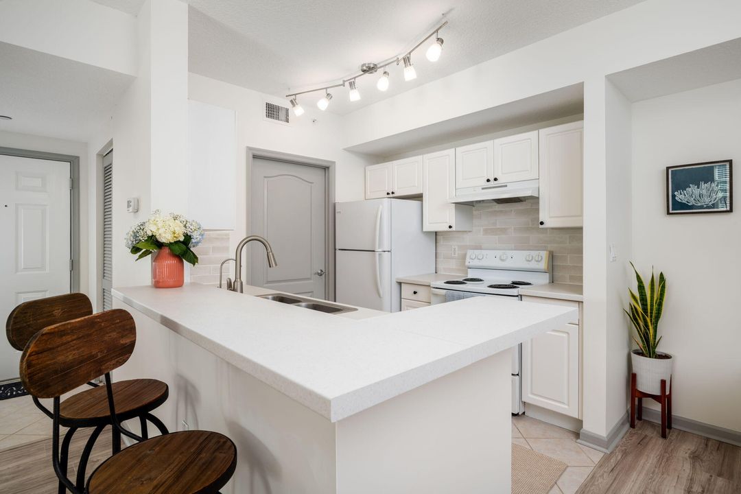 На продажу: $249,000 (2 спален, 2 ванн, 994 Квадратных фут)