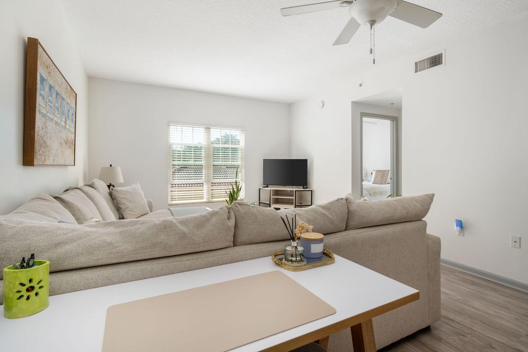 На продажу: $249,000 (2 спален, 2 ванн, 994 Квадратных фут)