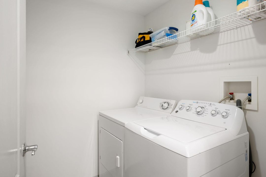 На продажу: $249,000 (2 спален, 2 ванн, 994 Квадратных фут)