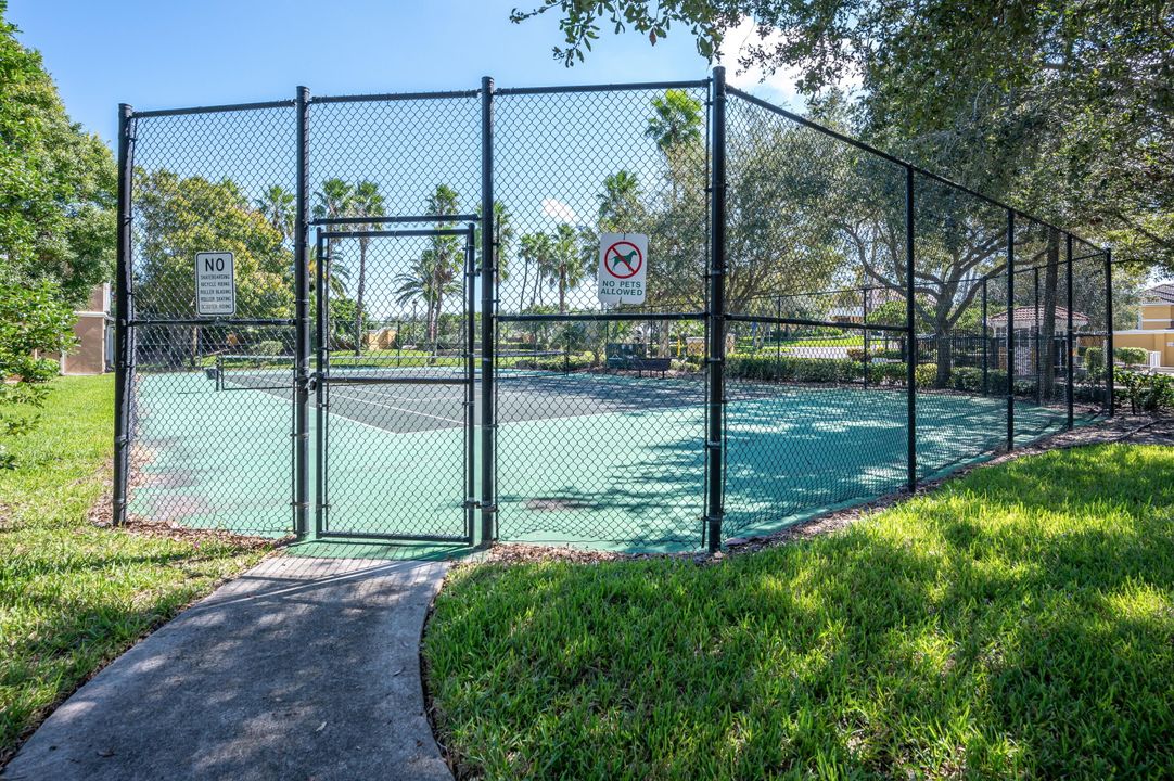 На продажу: $249,000 (2 спален, 2 ванн, 994 Квадратных фут)