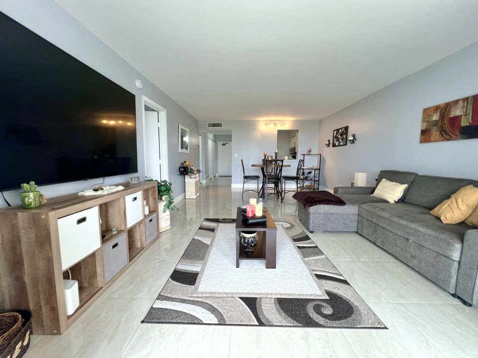 For Rent: $2,000 (1 beds, 2 baths, 930 Square Feet)