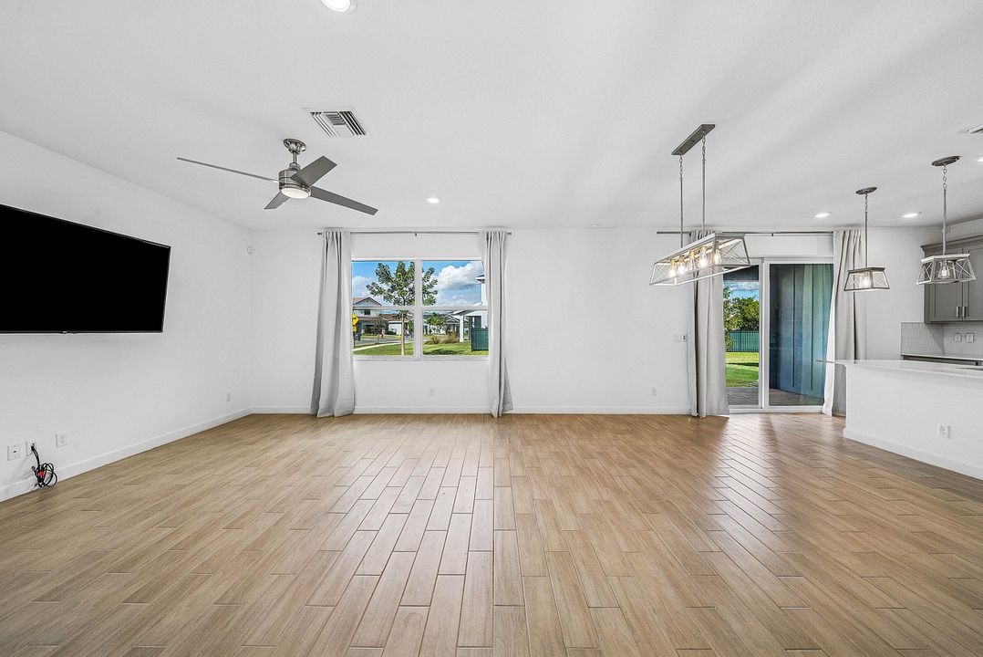 待售: $680,000 (4 贝兹, 3 浴室, 2401 平方英尺)