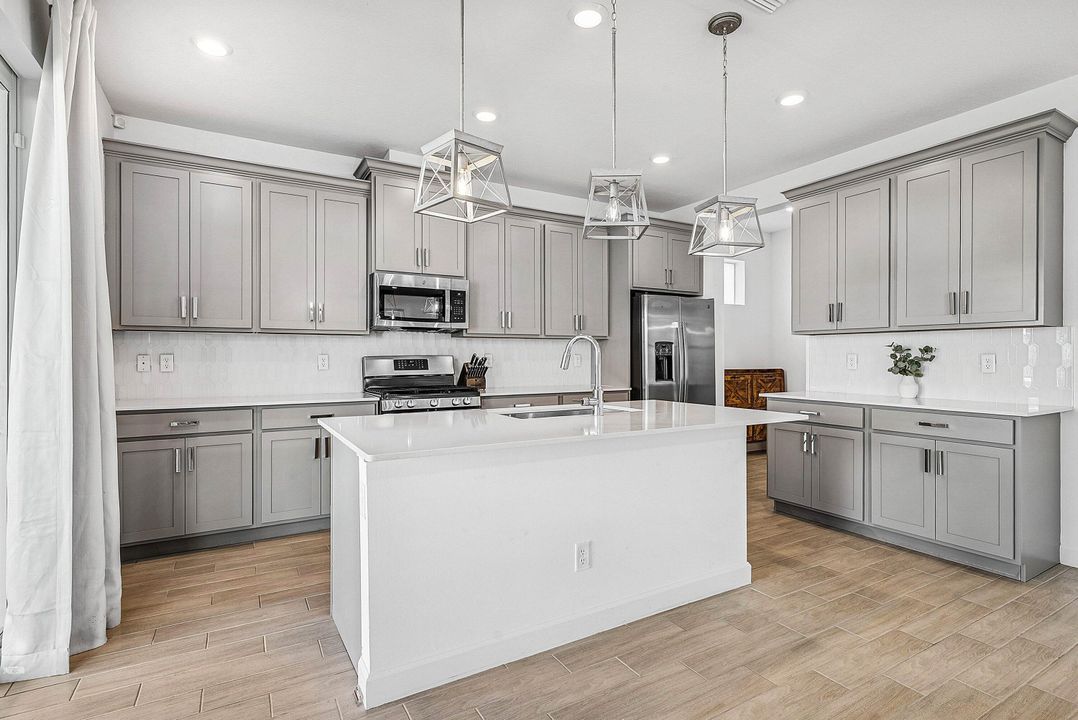 待售: $680,000 (4 贝兹, 3 浴室, 2401 平方英尺)